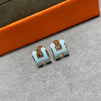 [Luckin Jewelry]POP H SKY BLUE STUD EARRINGS